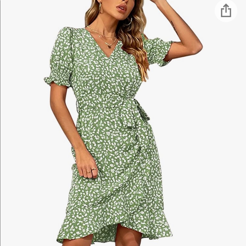 NWT green floral dress. Tie to make tighter or more loose